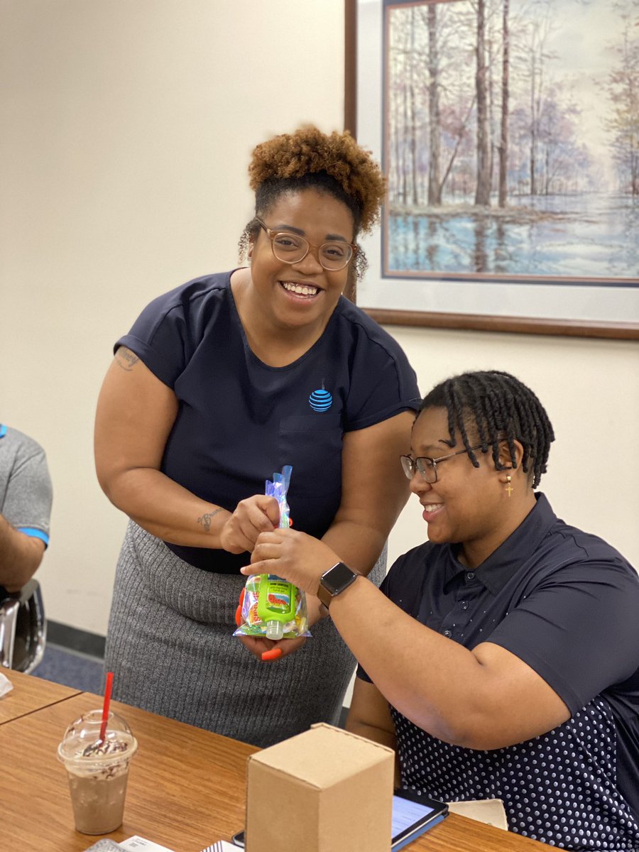 JoshInFlorida's tweet image. Huge shout out to Kay creating these awesome cinnamon rolls &amp;amp; treat bags from Brittney for #EmployeeAppreciationDay and even #Firstnet swag from Jeremy Hall! #LifeAtATT @FloGeorgiaIHX