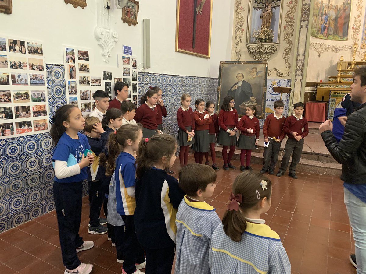 SalleLaPurisima's tweet photo. Buenas tardes, una representación de nuestro alumnado ha ensayado, junto a algunos músicos de @AgrupacionVR , una nueva marcha que estrenarán esta tarde en la iglesia de Santa Marina. ¡Os esperamos a todos! #Imagina #MiraMásAllá @ResurreccionSev https://t.co/miO7nhMmHq