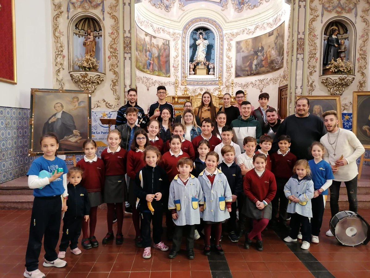 SalleLaPurisima's tweet photo. Buenas tardes, una representación de nuestro alumnado ha ensayado, junto a algunos músicos de @AgrupacionVR , una nueva marcha que estrenarán esta tarde en la iglesia de Santa Marina. ¡Os esperamos a todos! #Imagina #MiraMásAllá @ResurreccionSev https://t.co/miO7nhMmHq