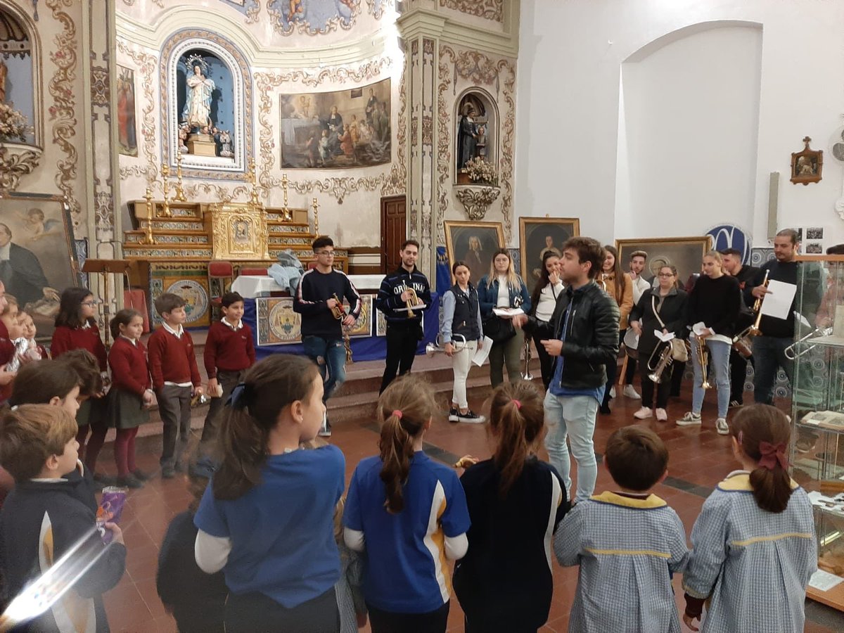 SalleLaPurisima's tweet photo. Buenas tardes, una representación de nuestro alumnado ha ensayado, junto a algunos músicos de @AgrupacionVR , una nueva marcha que estrenarán esta tarde en la iglesia de Santa Marina. ¡Os esperamos a todos! #Imagina #MiraMásAllá @ResurreccionSev https://t.co/miO7nhMmHq