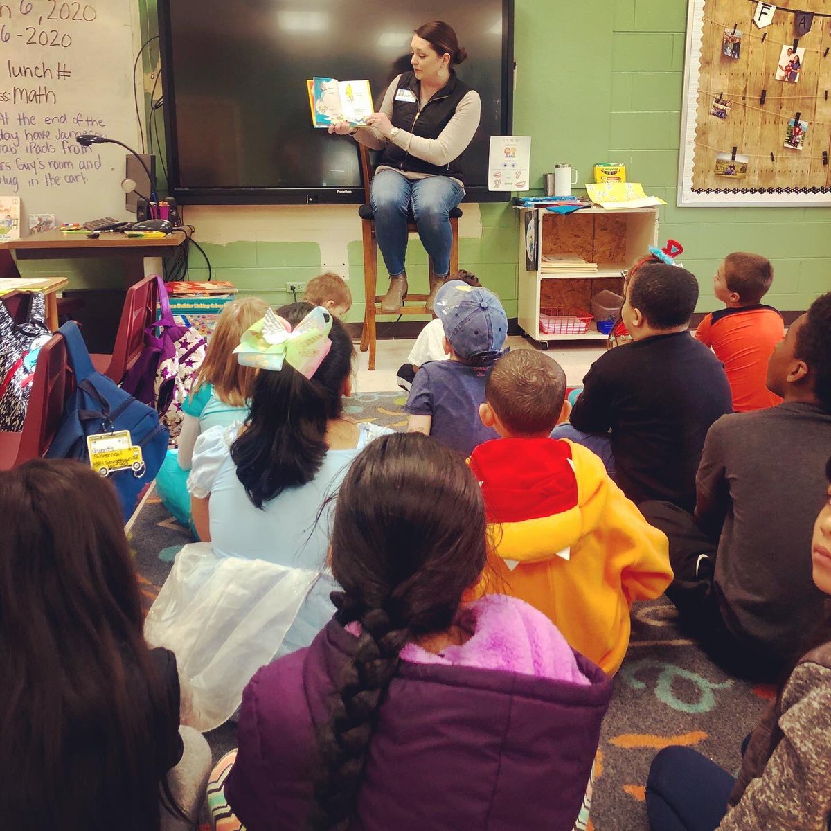 Stuartbulldogs's tweet photo. Happy #readacrossamericaweek2020! Stuart is so blessed to have wonderful parents and community members come read to us. Today was extra special... @amora_guy’s class had a parent come read to them in Spanish. 📚 #BuildingCommunity #RISECleveland https://t.co/VqNMaItVIg