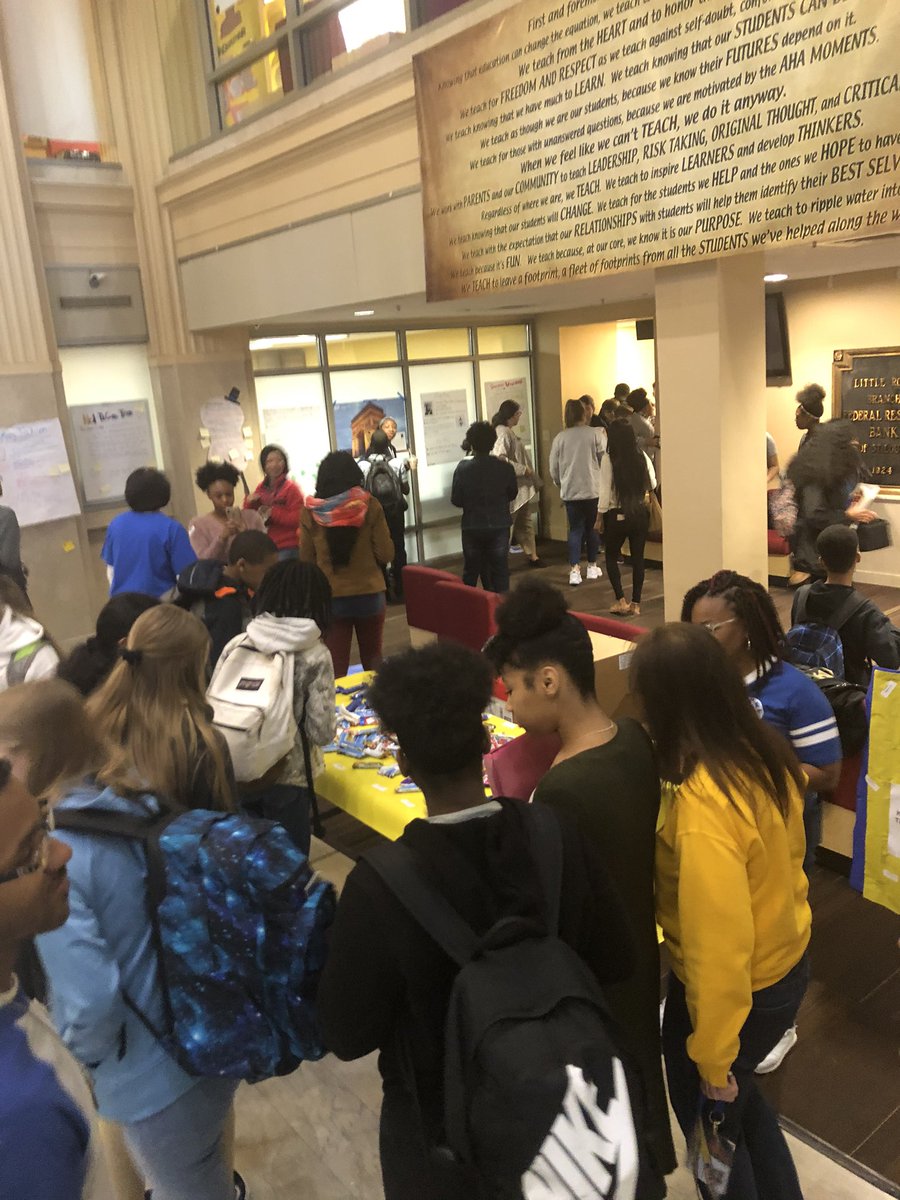 Our eTeam is leading volunteer parents in greeting students this morning. 

Phase 2: Hand out healthy snacks &amp; eStem pencils to our students in the lobby. 

✏️👏🏾👋🏼👋🏾🤜🏾🤛🏼✏️
