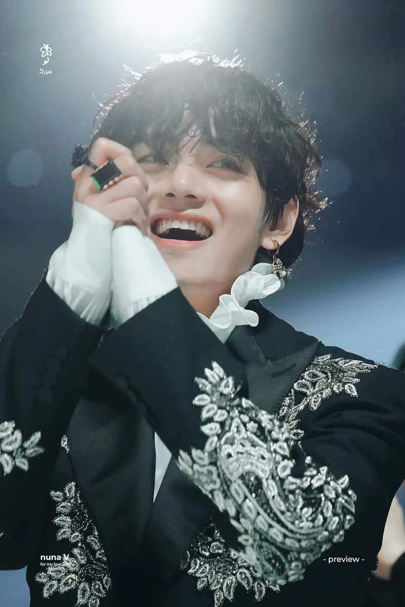 5yunharin's tweet photo. TAEHYUNG beautiful stage outfit #TAEHYUNG #vmybro #oppav #team_yunha_bts_army https://t.co/z4i8r3pdHa