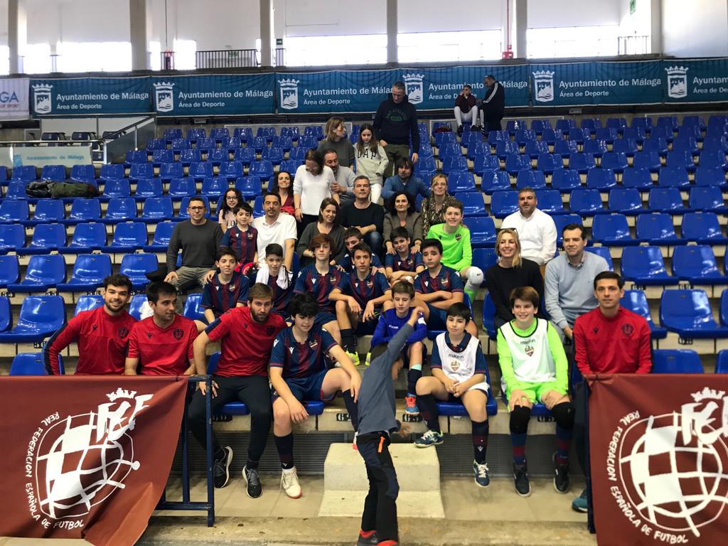 No pudo ser y nuestro infantil cayó por un ajustado 2 a 1 contra ElPozo Murcia. ¡Enorme el esfuerzo de los nuestros! Ahora a reponer fuerzas y a animar al 1°Equipo a las 17h.