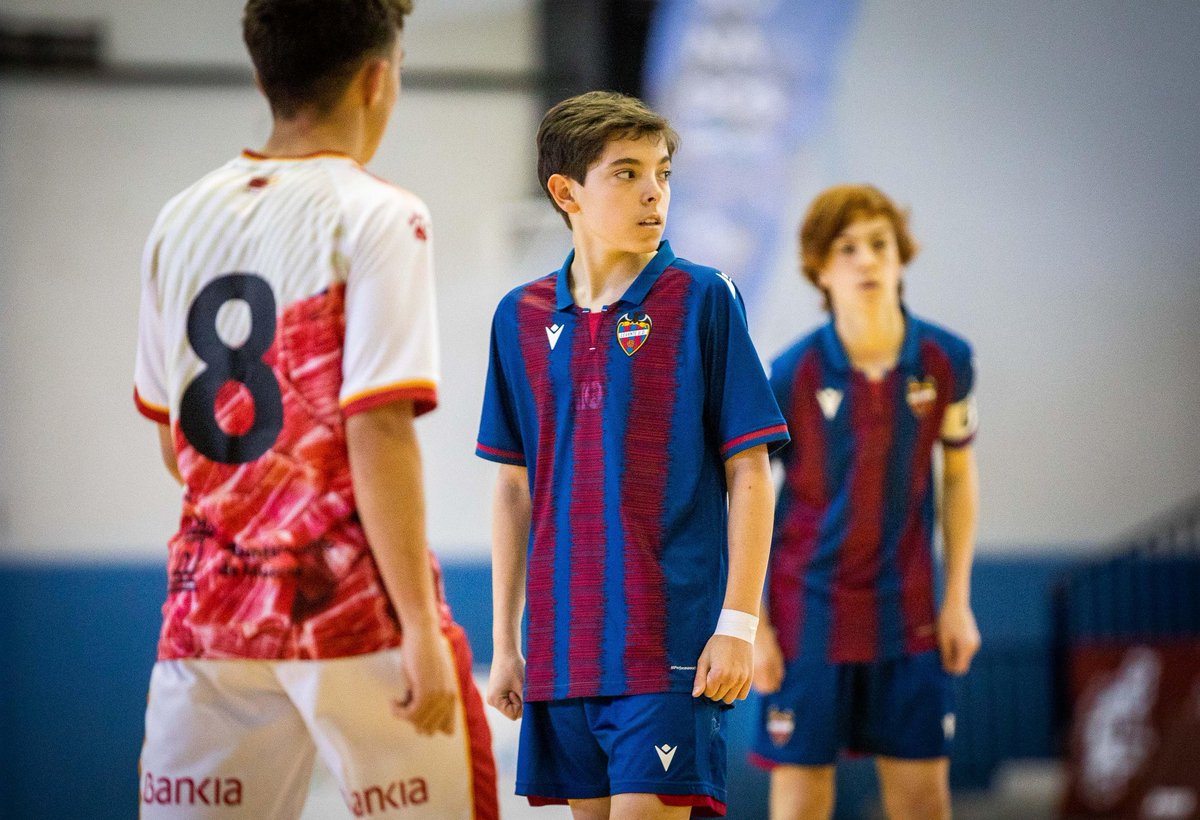 LUDfutbolsala's tweet photo. Buen partido 👍🏻 pero al final nuestro Infantil cayó por 1-2 en la #MiniCopaEspañaFutsal 

Enhorabuena 🤝🏼 a nuestro rival @ElLegadoElPozo https://t.co/10UNteoJRW