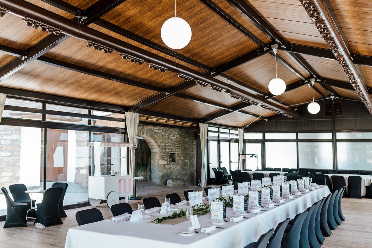 tapasde10's tweet photo. En Catering y Eventos del Pirineo 🔝podrás disfrutar de la gastronomía más tradicional y vanguardista 🍢 con el prestigioso Chef Toño Rodríguez a los fogones 👨‍🍳 un lugar mágico en #Sardas 😍

Otro participante de lujo que se suma al concurso #Tapasde10 del #AltoGallego https://t.co/2IZOPnFDSE