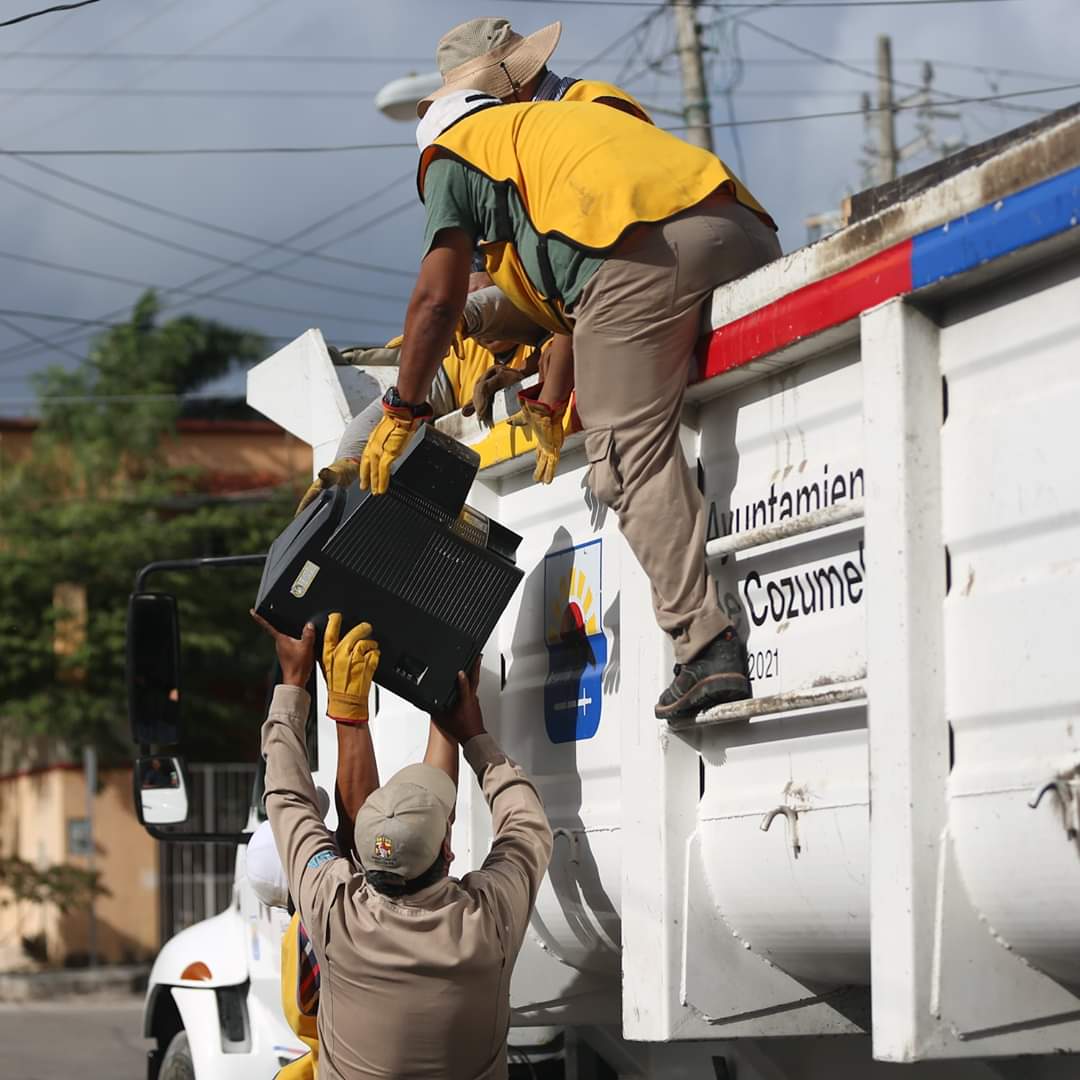 CozumelGobierno's tweet photo. A fin de evitar la proliferación del mosquito transmisor de dengue, continúa la Subdirección de #Salud con la campaña de "Eliminación de Criaderos de Moscos en las Colonias", en el asentamiento #Ranchitos y #LasFincas, donde recolectaron 3.5 toneladas de desechos sólidos. https://t.co/NgeJGbCy3q