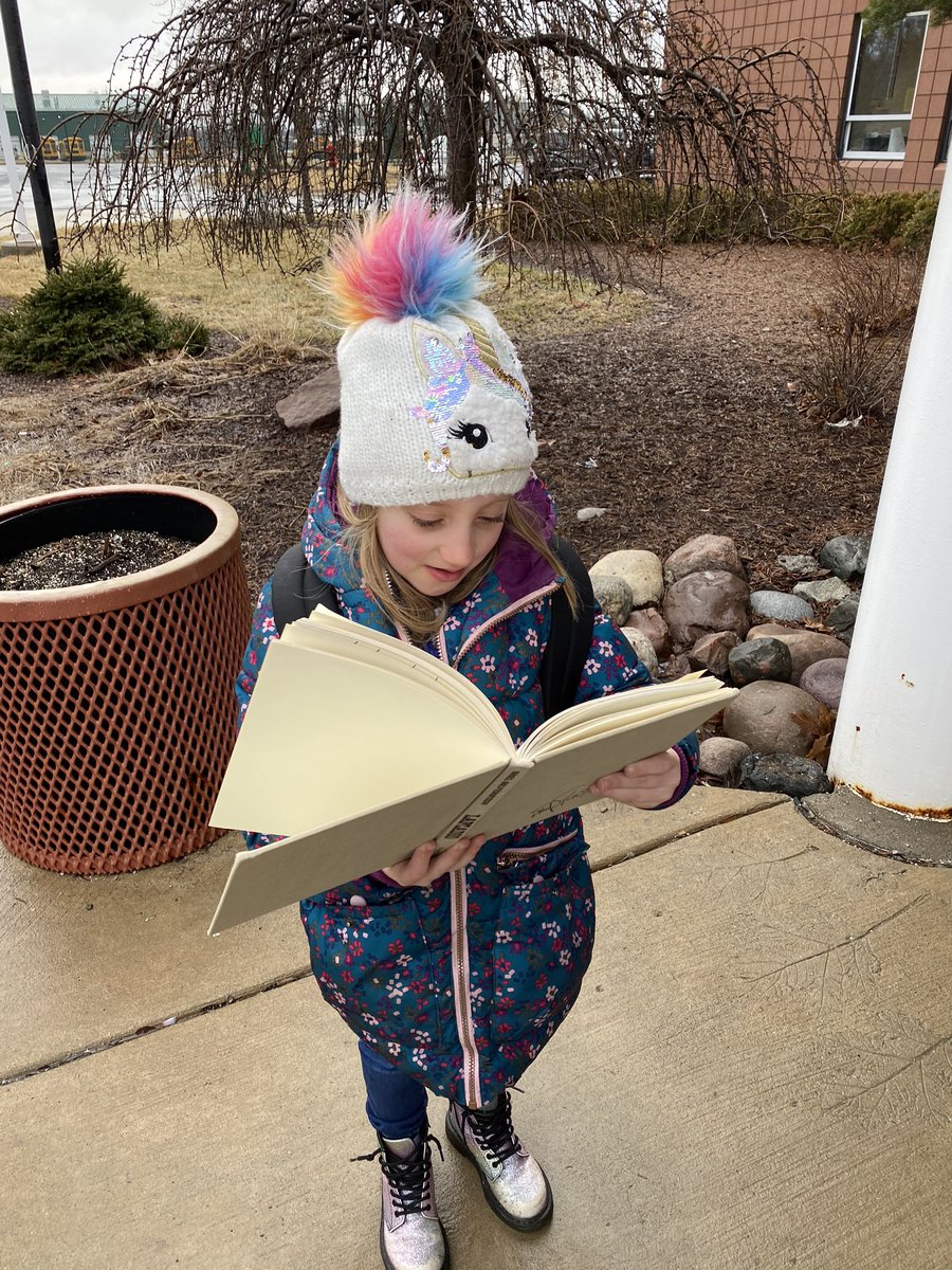 #CaughtReading walking off the bus this morning!  <a href="/NoviParkview/">Parkview Elementary</a> #pvleads #novipride