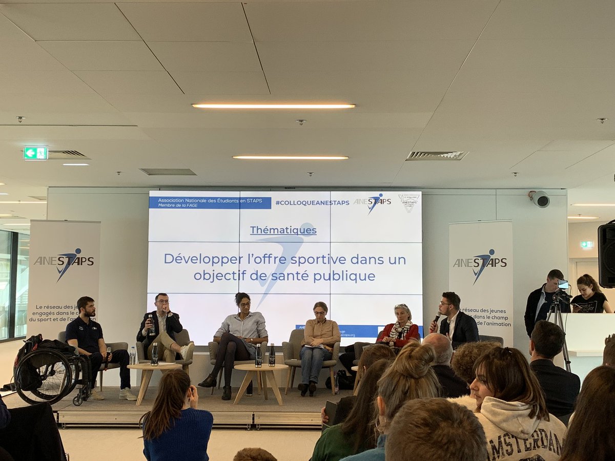 bde_staps_uge's tweet photo. 👨🏫 Troisième thème de ce #ColloqueANESTAPS :
🤝 Développer l'offre sportive dans un objectif de santé publique
✅ Un thème très important en vu des #JOP2020 et des #JOP2024
#ANESTAPSLife #bdestapsmlv https://t.co/VMyPWb0WRB