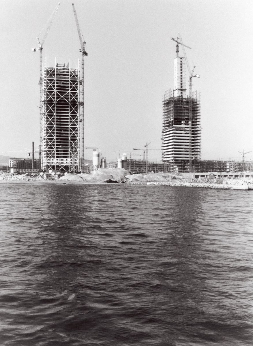 efemarq's tweet photo. #Taldiacomavui del 2010 va morir l'arquitecte nord-americà Bruce #Graham. Treballà 40 anys a #SOM, fent #gratacels icònics a Chicago i arreu del món, inclòs l'Hotel #Arts (1990-94): un dels pocs edificis de Barcelona amb un #exoesquelet, és a dir, l'estructura fora de l'edifici. https://t.co/fR81CSmqCA