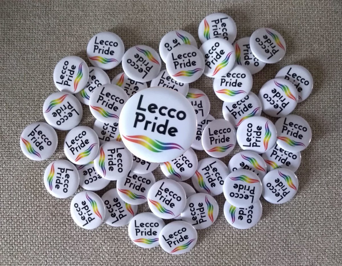 LeccoPride's tweet photo. Dopo le borracce ecologiche, ecco le SPILLETTE LECCO PRIDE 2020! 🌈🌊🎉

Le trovi a tutti i nostri eventi in cambio di una piccola donazione a sostegno della parata che si terrà il 20 giugno 2020!💃👯

#leccopride 
#lecco
#LGBT 
#pride https://t.co/jFff3MGXq8