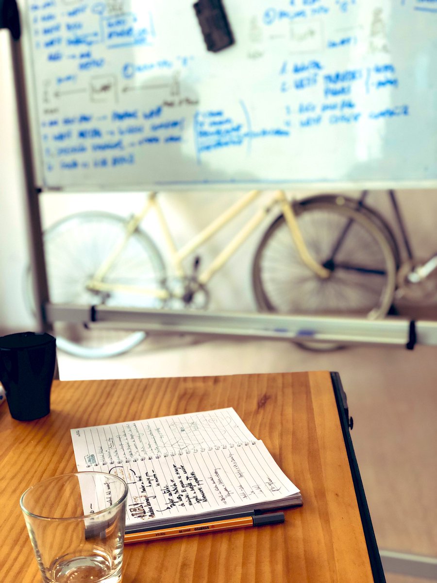 Creemos que no existen soluciones felices, sino #metodología, como la que henos estado aplicando hoy para diseñar una nueva aplicación social para una startup a través de sus diferentes casos de uso... algo que nos divierte mucho y es ideal para un viernes