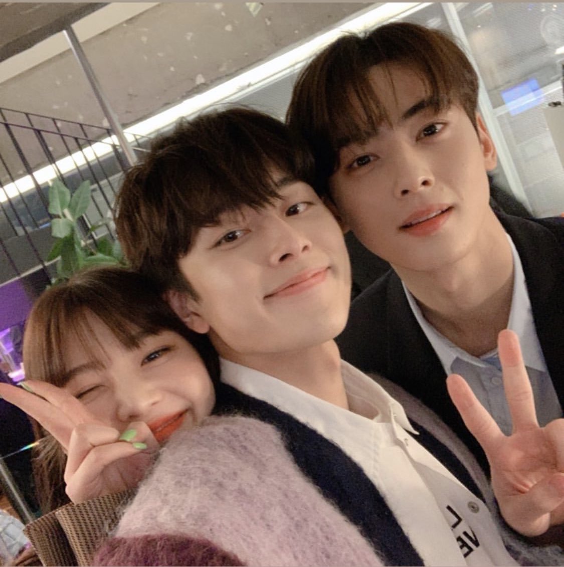 mnyuxxx's tweet photo. แงงงงงง สามพี่น้องของพี่T_______T พี่จอย พี่อึนอู น้องซอนโฮ ครอบครัวจิ้บเจี้ยบ สามพี่น้องตัวท้อปชมรมบาส ใครเห็นเป็นต้องเอ็นดู แต่ไม่ค่อยอัพรูปรวมเท่าไหร่เพราะชอบตีกัน วันนี้มาอัพแล้วเพราะแม่บอก ถ้าไม่ทำอดกินเนื้อย่าง https://t.co/gfdQytVQyA