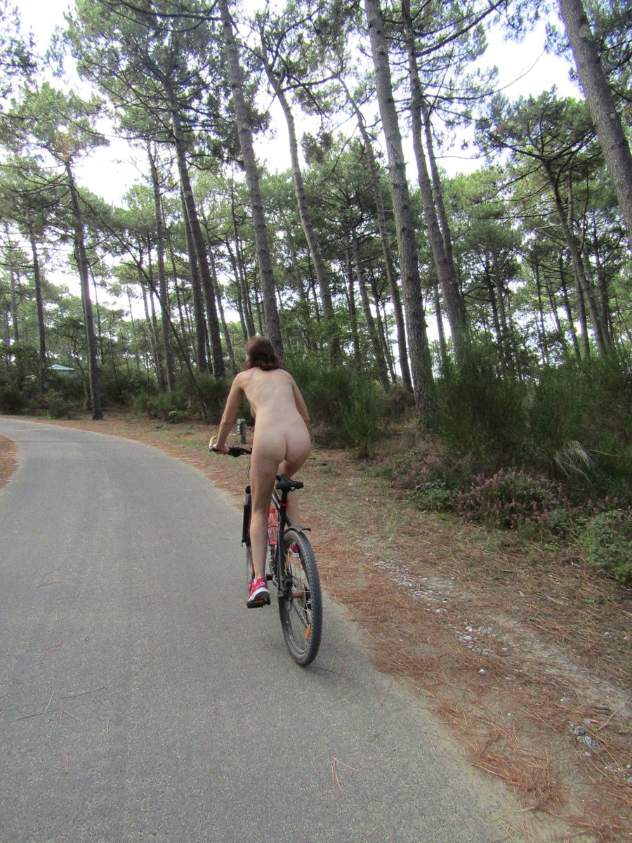 NNaked2020's tweet photo. Balade en vรฉlo #naturisme #nature #befree #naking #biking #naturism https://t.co/G7lmhi6VPI