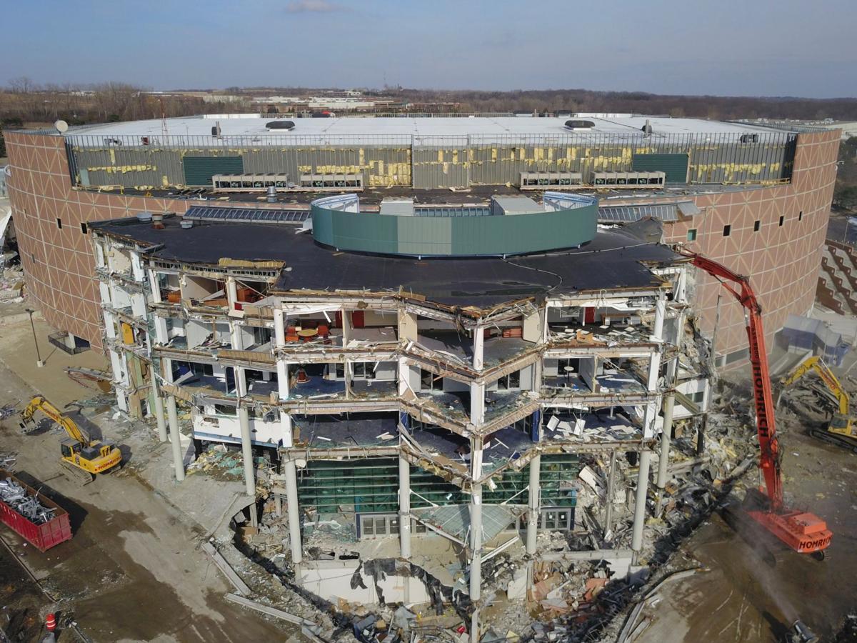 X 上的 Empty Seats Galore：「The Palace of Auburn Hills will be torn down to  make way for corporate redevelopment crews are now working to take down  steel framing and concert walls ahead