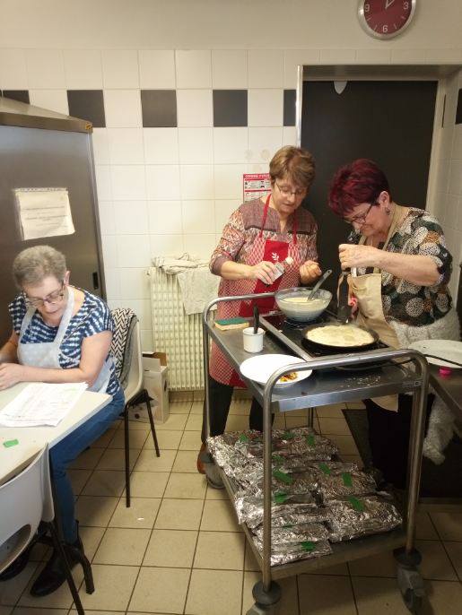 Chateauroux36's tweet photo. Cette semaine, 500 crêpes ont été faites et vendues à la Maison de Quartier Est pour autofinancer le séjour adultes qui se déroulera à Saint-Savinien (Charentes Maritimes) en juin prochain. #Châteauroux #QuartierEst https://t.co/mYva4ZHh5U