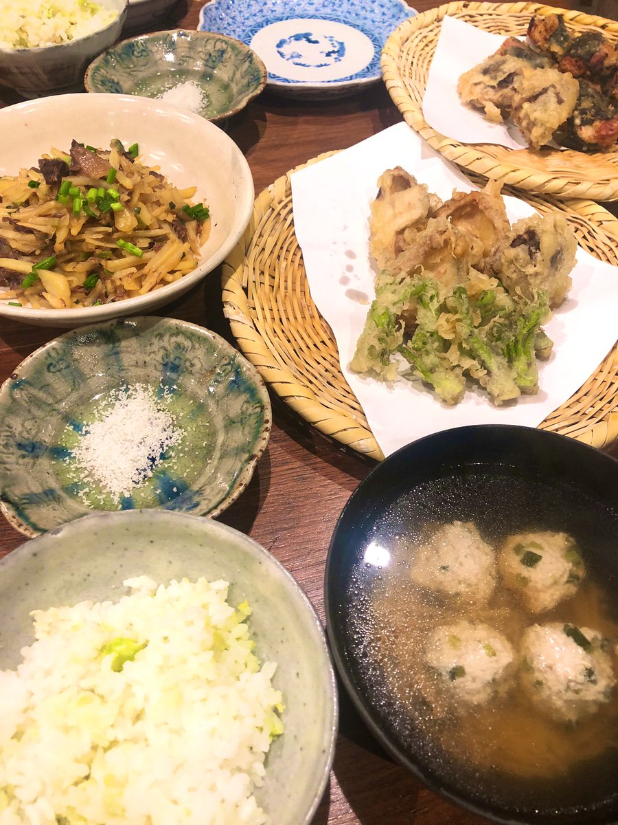 ココニャ 猫写真集 発売中 A Twitter 本日の晩ごはん タラの芽と椎茸の天ぷら 平目の梅はさみ天ぷら 牛すじとじゃがいものきんぴら つみれとえのきの吸い物 そら豆の炊きこみごはんー タラの芽 しみじみと美味しい