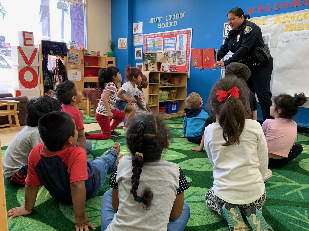lbpd_volunteers's tweet image. #LBPD Officers Green &amp;amp; Haas visited with the students at the YMCA Play &amp;amp; Learn preschool as part of “Read Across America.” Ofc. Green read, “There Is A Dragon In Your Book.” #LBPDCares #JoinLBPD