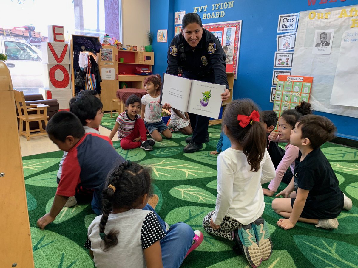 lbpd_volunteers's tweet image. #LBPD Officers Green &amp;amp; Haas visited with the students at the YMCA Play &amp;amp; Learn preschool as part of “Read Across America.” Ofc. Green read, “There Is A Dragon In Your Book.” #LBPDCares #JoinLBPD