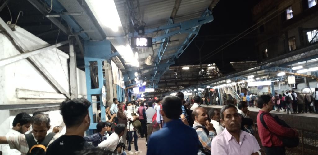manishpatilus's tweet photo. #irctc #udhavthakare #PiyushGoyal #dadar #railwaywestern #mumbai #indicator #notvisible #blueboad #platform3 #horrible https://t.co/Tpk0VxnpDW