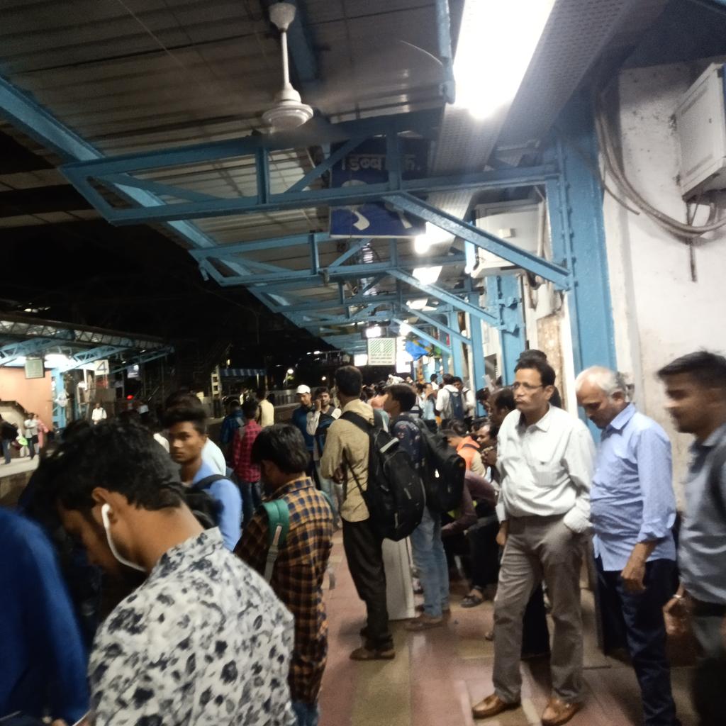 manishpatilus's tweet photo. #irctc #udhavthakare #PiyushGoyal #dadar #railwaywestern #mumbai #indicator #notvisible #blueboad #platform3 #horrible https://t.co/Tpk0VxnpDW