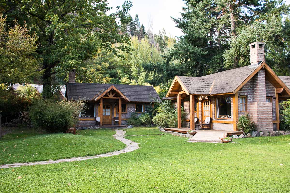 En <a href="/ApartLaBora/">Apart Hotel La Bora</a>  tenemos una hermosa piscina, un parque lleno de arboles y estamos en pleno centro de #SanMartíndelosAndes
Te brindamos un rico desayuno seco y nuestras cabañas tienen todas las comodidades. Ingresa en nuestra web aparthotellabora.com.ar o por ws 294-4211088