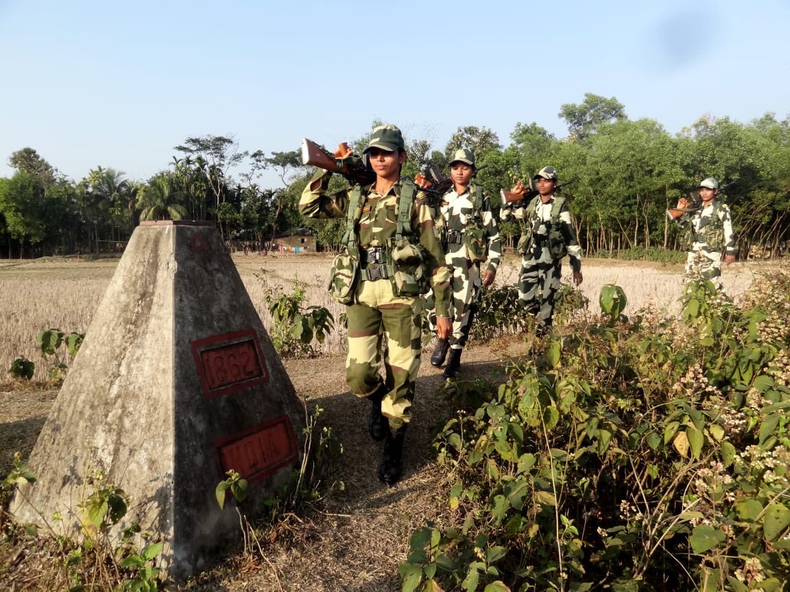 AmitShah's tweet photo. Brave @BSF_India women personnel securing our borders with utmost commitment and dedication.

The entire nation salutes their valour. #SheInspiresUs https://t.co/jYLC1JmIs5