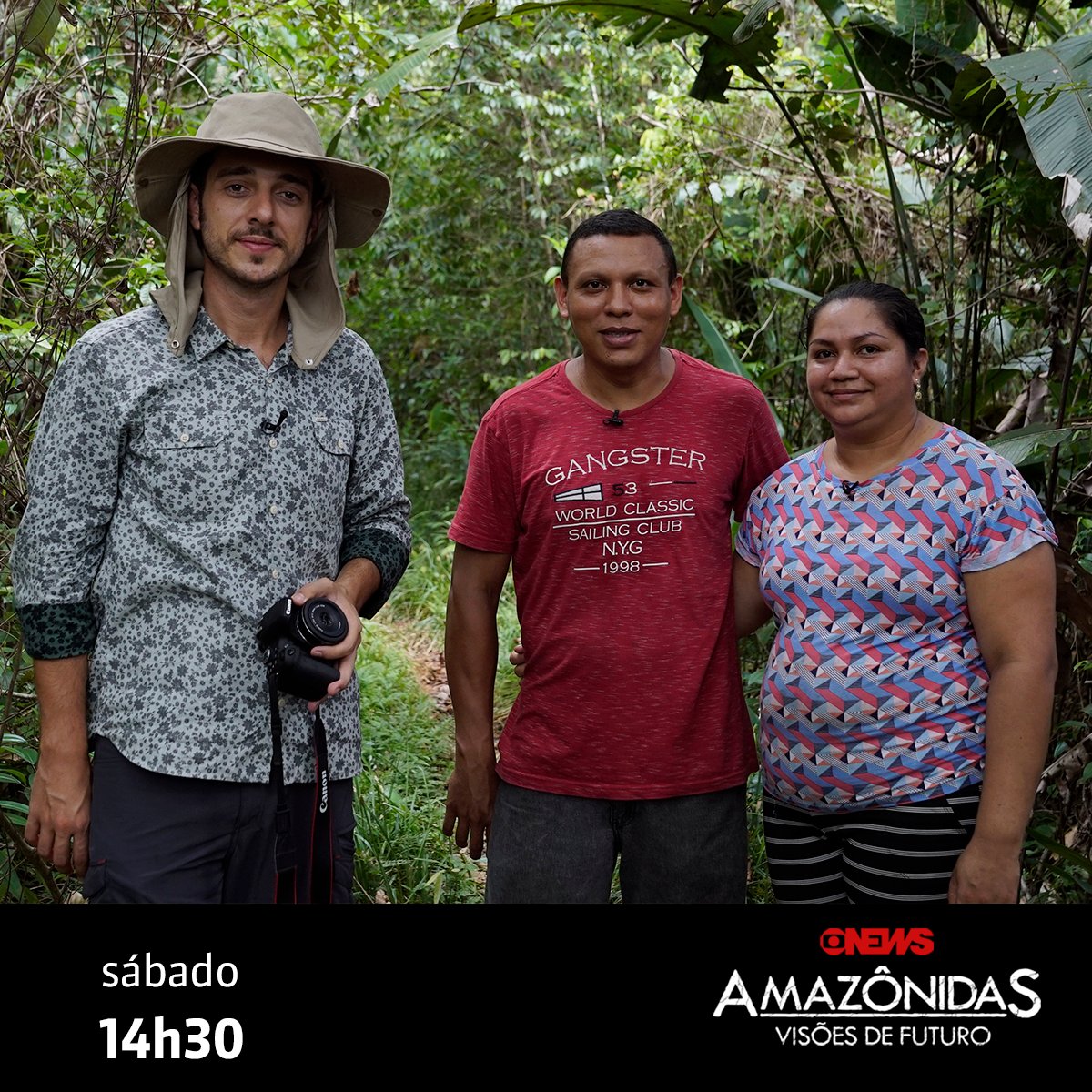 GloboNews's tweet photo. Lauro e Suzane - na foto com o repórter @VictorFerreira - moram em Santa Bárbara do Pará, onde produzem tucupi preto. Você vai saber mais sobre essa iguaria no primeiro episódio da série Amazônidas, que estreia neste sábado (7), às 14h30. #amazonidas https://t.co/rTPHo4kbY4