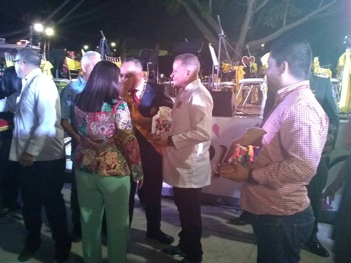SaumellB_Nela's tweet photo. Reconocen al Dr Yainer Peláez Campos coordinador de las misiones sociales en #Bolívar por los resultados logrados en la atención al Pueblo Venezolano, recibe reconocimiento en manos del Alcalde Sérgio Hernández municipio Heres de la capital del estado #Bolívar y otras entidades https://t.co/To7DJ08Kjk