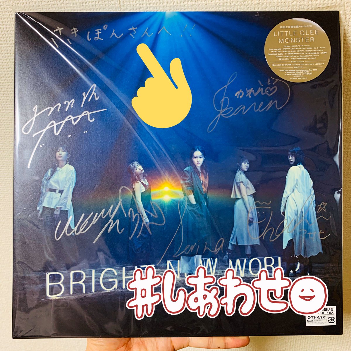 sakipon_yoiko's tweet photo. Little Glee Monsterのmanakaちゃんと、おもしろ荘の最終オーディション前に
「出演決まったらサイン付きの新アルバムをプレゼント」という約束をしていて、

今日ごはん行った時に、いただきました😭

まさかのリトグリメンバー全員分のサイン付き、、そら泣くよ、、幸せ、、幸せ、、
#BRIGHTNEWWORLD https://t.co/iRwnr6WQGT
