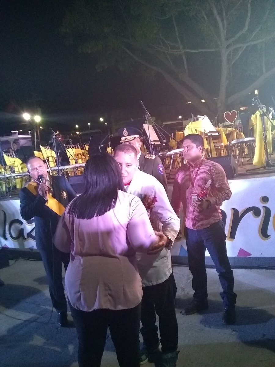SaumellB_Nela's tweet photo. Reconocen al Dr Yainer Peláez Campos coordinador de las misiones sociales en #Bolívar por los resultados logrados en la atención al Pueblo Venezolano, recibe reconocimiento en manos del Alcalde Sérgio Hernández municipio Heres de la capital del estado #Bolívar y otras entidades https://t.co/To7DJ08Kjk