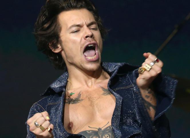harrys_housex's tweet photo. The evolution of the unbuttoning of Harry’s shirts https://t.co/TRzDDmbQaF