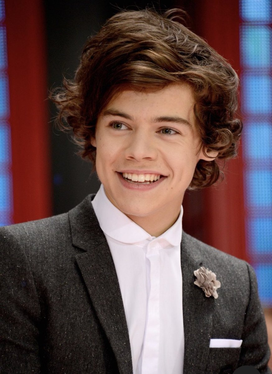 harrys_housex's tweet photo. The evolution of the unbuttoning of Harry’s shirts https://t.co/TRzDDmbQaF