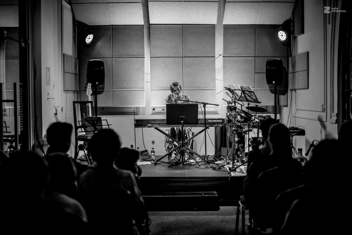 SalaZitarrosa's tweet photo. Aquí algunas imágenes del show de  @clarisaprince en el #EspacioFelisbertoHernández en el marco del Ciclo #Ellaz 📸 @Lucia1305 El resto de la programación en https://t.co/TNpgidmlZx 

#música #ellaz2020 #mujeres #SalaZitarrosa https://t.co/RzxOKzjrvm
