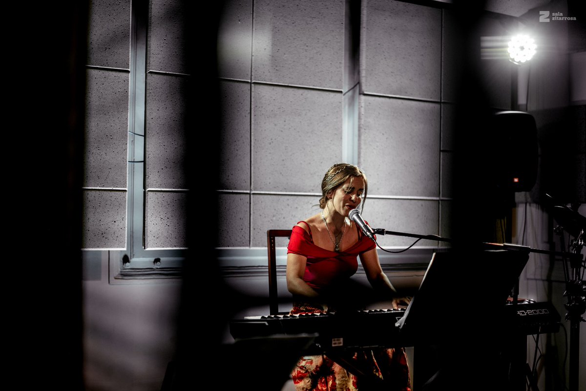 SalaZitarrosa's tweet photo. Aquí algunas imágenes del show de  @clarisaprince en el #EspacioFelisbertoHernández en el marco del Ciclo #Ellaz 📸 @Lucia1305 El resto de la programación en https://t.co/TNpgidmlZx 

#música #ellaz2020 #mujeres #SalaZitarrosa https://t.co/RzxOKzjrvm