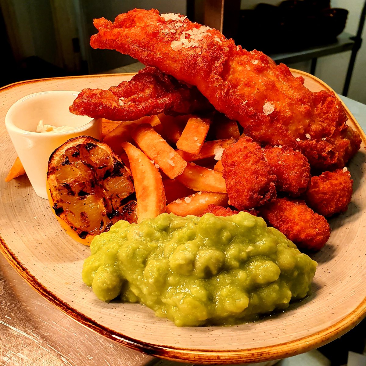 TheOldCs's tweet photo. Friday is finally here!!🥳🥳 Pop in and join us this friday for our classic fish &amp; chips. We can't wait to see you and for you to tuck in and enjoy before starting off your weekend. #fishfriday #birminghampubs #greatfood https://t.co/5ZzIDnaOed