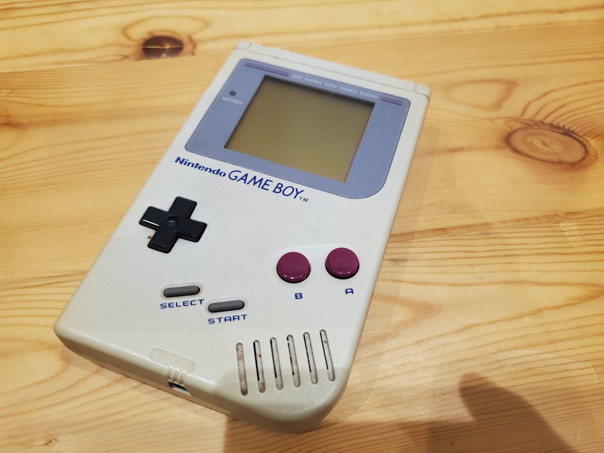 歌舞伎final さてさて寝ます 今日は昨日作った しょたパニgb 仮 の種明かし編 まずゲームボーイの写真を用意 次に ゲームボーイの色数 解像度に落とした絵を準備 準備した絵とバッテリーライトをうまいこと合成したら出来上がりだ 何度も言うが