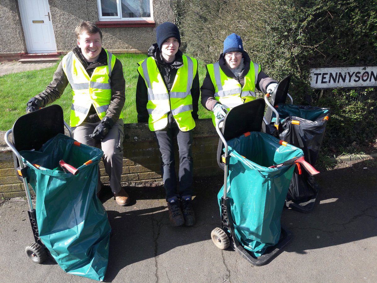 CleanAngie's tweet photo. What a beautiful sunny morning my volunteers &amp; I enjoyed whilst out litter picking on the Headlands. I am so lucky to have such amazing volunteers, thank you to the people who thanked us &amp; told us we were doing a great job, your kind words mean a lot to the volunteers @DaventryVC https://t.co/W0EaocHfi8