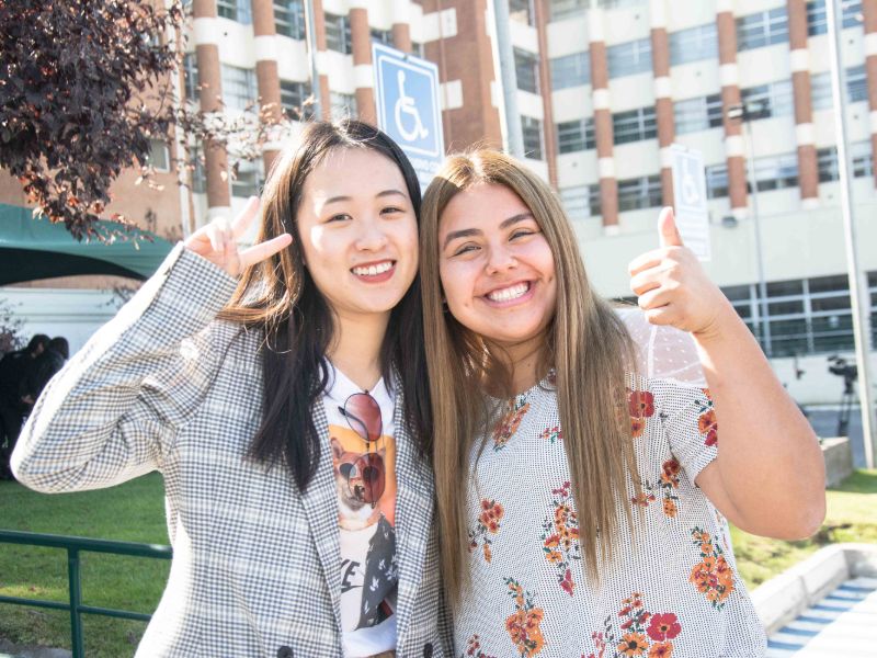 tupuedesconce's tweet photo. #extranjeros | Este año podrás conocer una hermosa comunidad extranjera.
Aquí te presentamos a Verónica Paola, estudiante mexicana de Kinesiología UST, y a Jin Chenxi, docente de chino mandarín del Instituto @ConfucioUST  🇨🇳🇲🇽
Revisa esta nota: https://t.co/RL1VVOfxtb https://t.co/MlJqY7jLqT