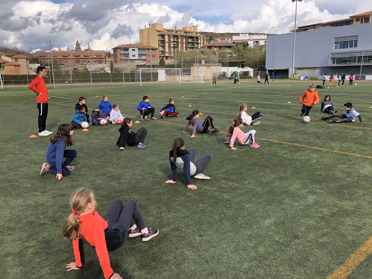 ie_martamata's tweet photo. Segona trobada de les #JornadesEsportivesEscolars dels de 3r de #PrimIEMM. Avui fem futbol, escalada i orientació! https://t.co/YpQph3NPZC