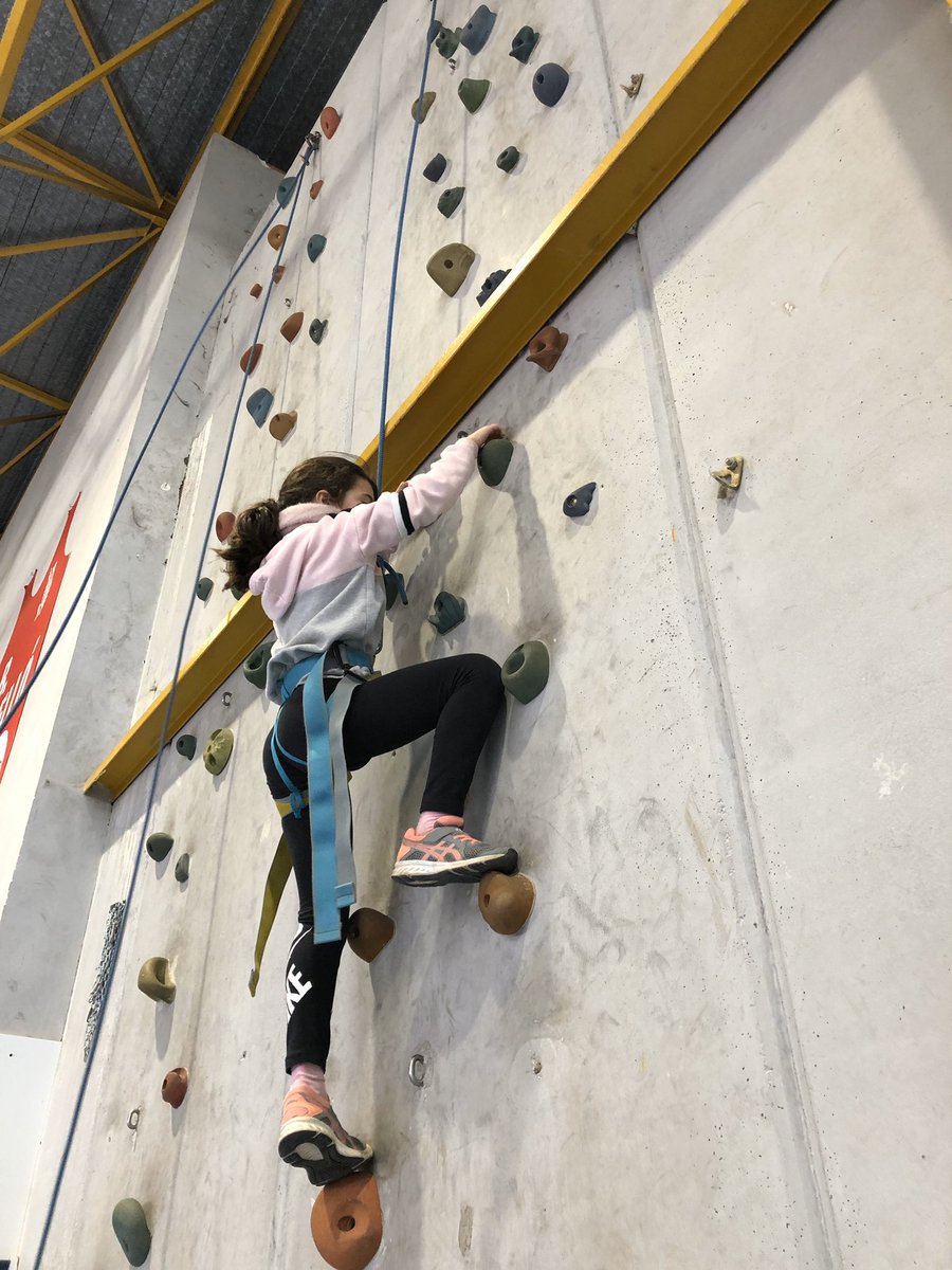 ie_martamata's tweet photo. Segona trobada de les #JornadesEsportivesEscolars dels de 3r de #PrimIEMM. Avui fem futbol, escalada i orientació! https://t.co/YpQph3NPZC