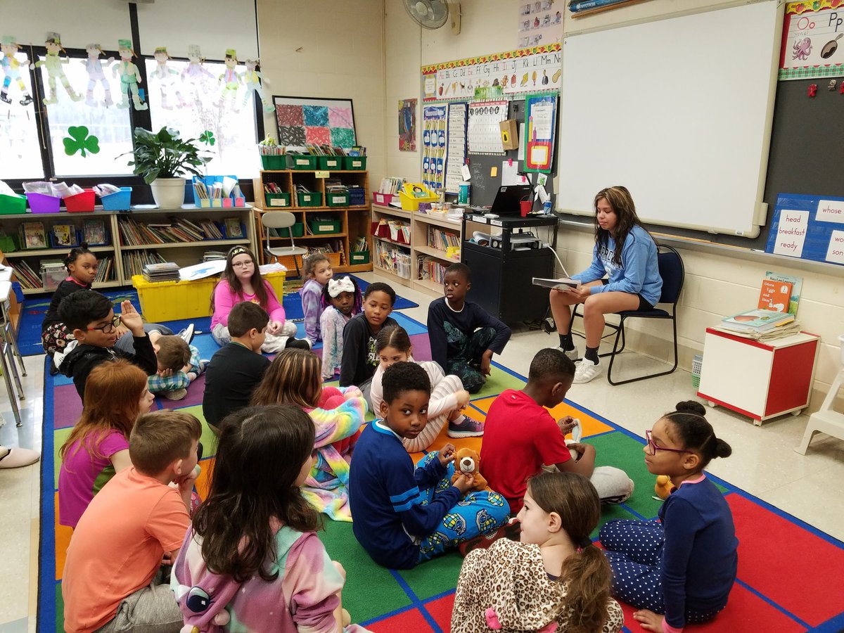 DelranLitCoach's tweet photo. DMS readers at Millbridge sharing the love of reading! @DelranEla @eileen_baker @Delran_Super @DeSimoneChristy https://t.co/Vy6ZsUtN9c