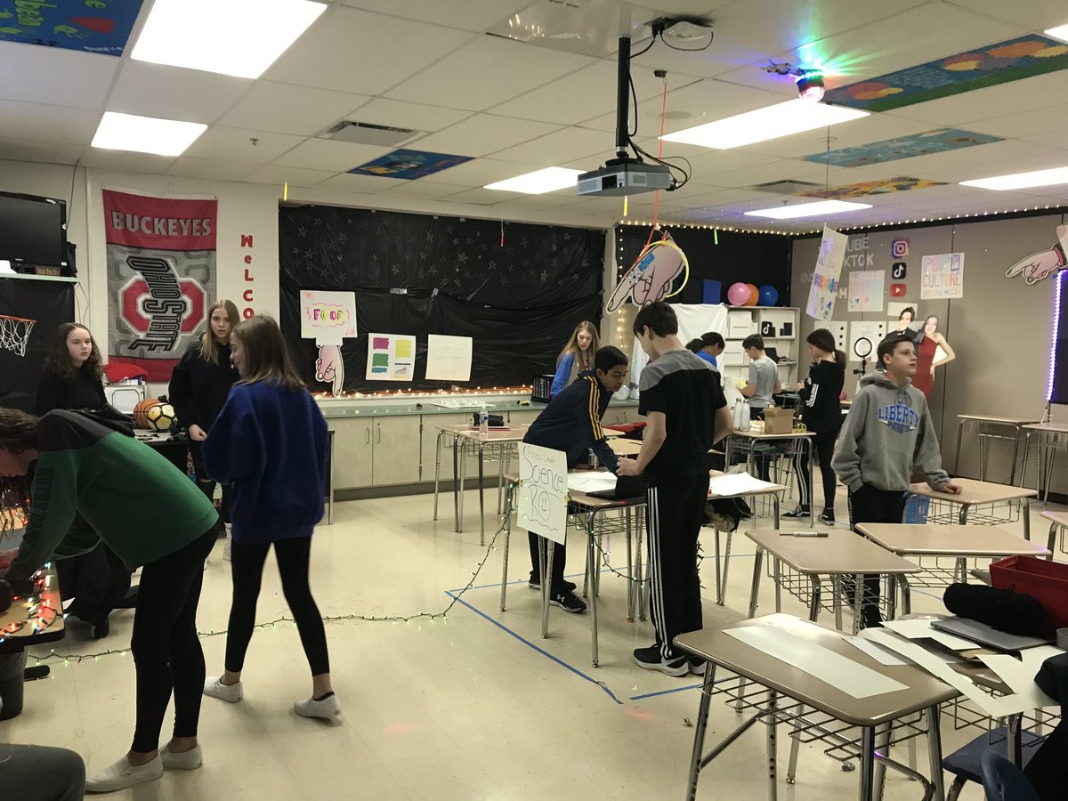 koons_amy's tweet photo. Getting ready to present their generation’s “time capsule.” https://t.co/wXkGkIeZoj