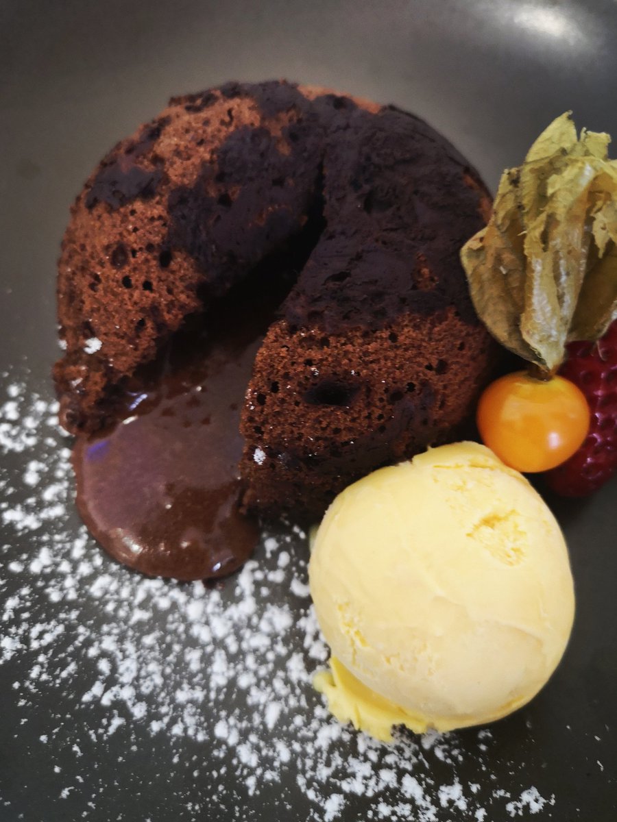 PropellerInn's tweet image. Homemade chocolate fondant &amp;amp; vanilla ice cream 😋
#milkchocolate #fondant #meltingchocolate #homemade #sweettooth #icecream #propellerinn #bembridge