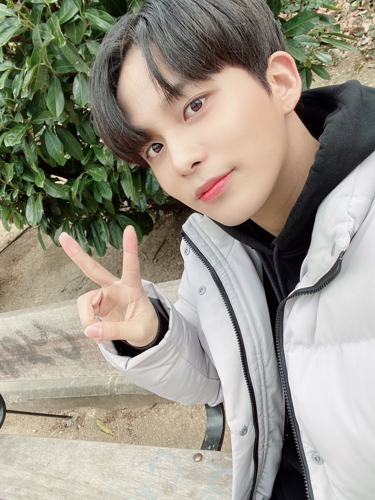 ATEEZofficial's tweet photo. [#종호] 오늘 브이앱 봐줘서 고마워요!! 약속한 셀카❤️🧡💛💚💙💜
#ATEEZ #에이티즈 https://t.co/0qvGRm2APk