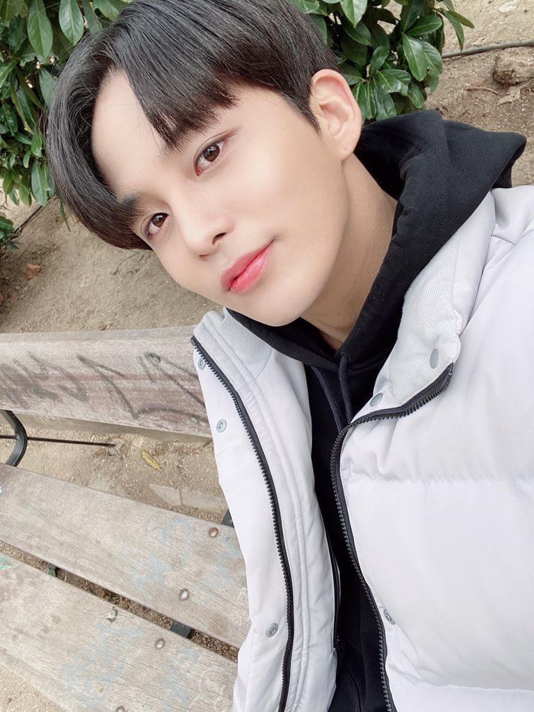 ATEEZofficial's tweet photo. [#종호] 오늘 브이앱 봐줘서 고마워요!! 약속한 셀카❤️🧡💛💚💙💜
#ATEEZ #에이티즈 https://t.co/0qvGRm2APk