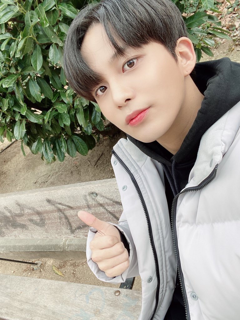 ATEEZofficial's tweet photo. [#종호] 오늘 브이앱 봐줘서 고마워요!! 약속한 셀카❤️🧡💛💚💙💜
#ATEEZ #에이티즈 https://t.co/0qvGRm2APk