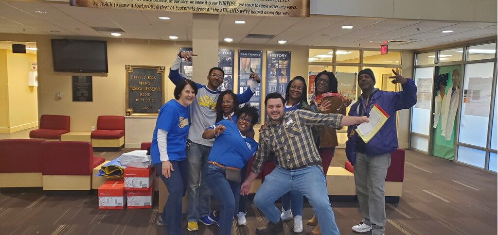 Our eTeam is leading volunteer parents in greeting students this morning. 

Phase 3: Celebrate a job well done 

👍🏾👏🏼👏🏽👏🏾👊🏼