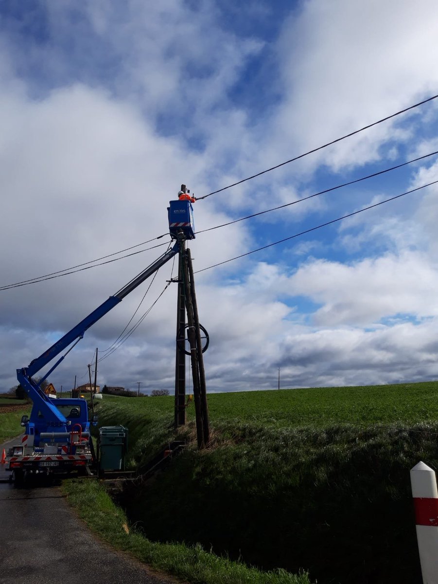 Enedis_BFC's tweet photo. [#tempeteMyriam ] Par tous les temps les techniciens d'@enedis_bourg sont venus prêter main forte aux équipes @enedis_pyr_S ⛅️❄️🌬️ Bravo à tous ! 👏
L'électricité est désormais rétablie pour l'ensemble des foyers 💡 #solidarité #ServicePublic https://t.co/VI0iFh0GDr