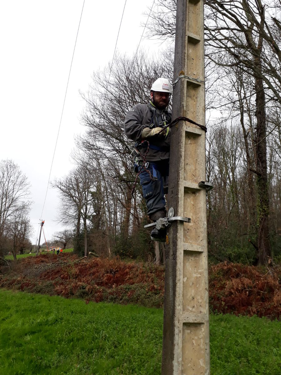 Enedis_BFC's tweet photo. [#tempeteMyriam ] Par tous les temps les techniciens d'@enedis_bourg sont venus prêter main forte aux équipes @enedis_pyr_S ⛅️❄️🌬️ Bravo à tous ! 👏
L'électricité est désormais rétablie pour l'ensemble des foyers 💡 #solidarité #ServicePublic https://t.co/VI0iFh0GDr